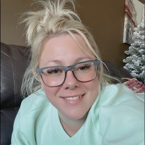 Meet your Posher, Hollie